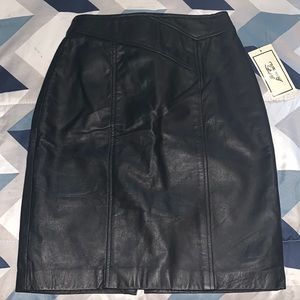Out of bounds leather pencil skirt sz 5/6 run small
